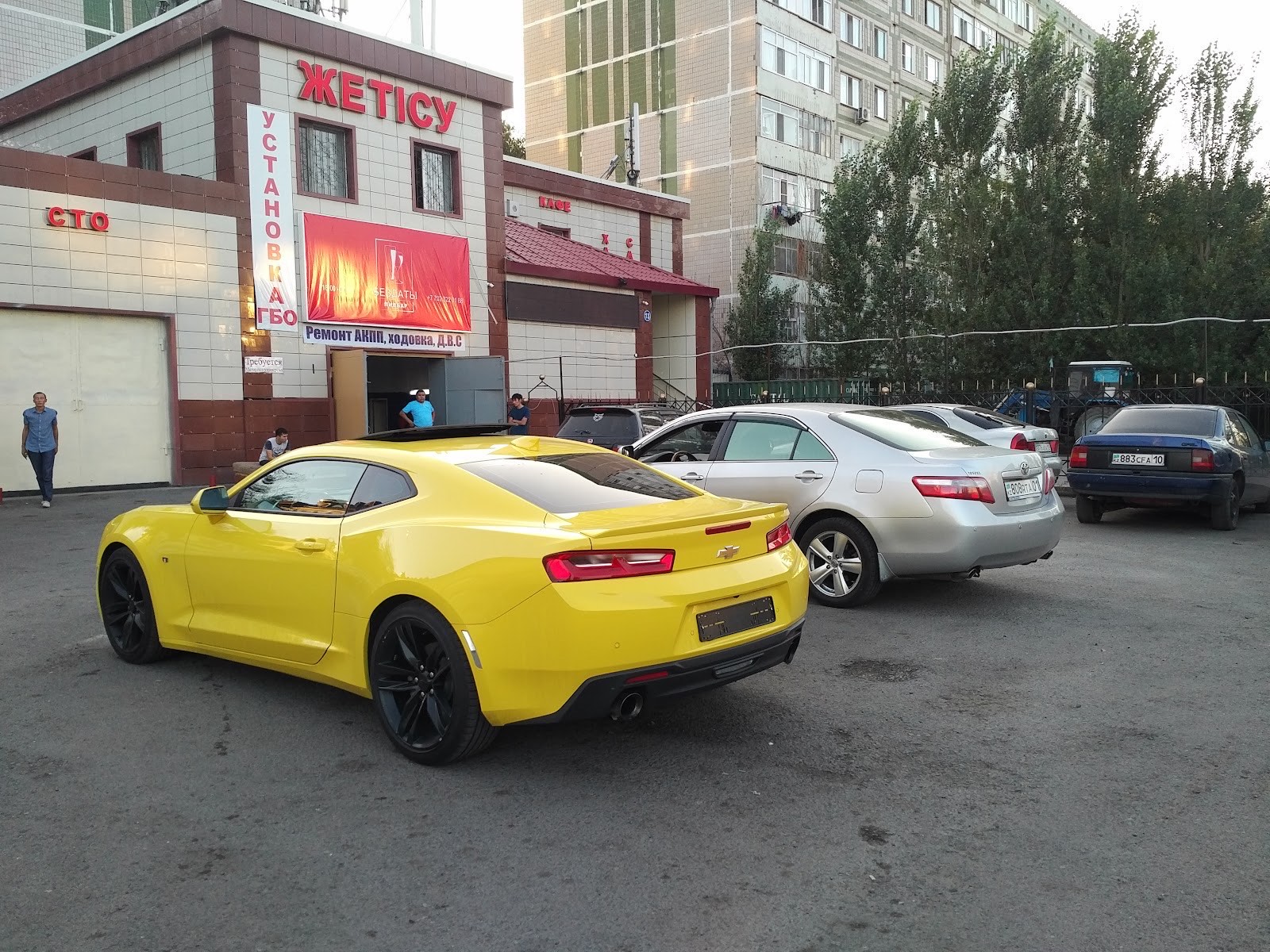 Автомобиль клиента у въезда в сервис ЖЕТIСУ